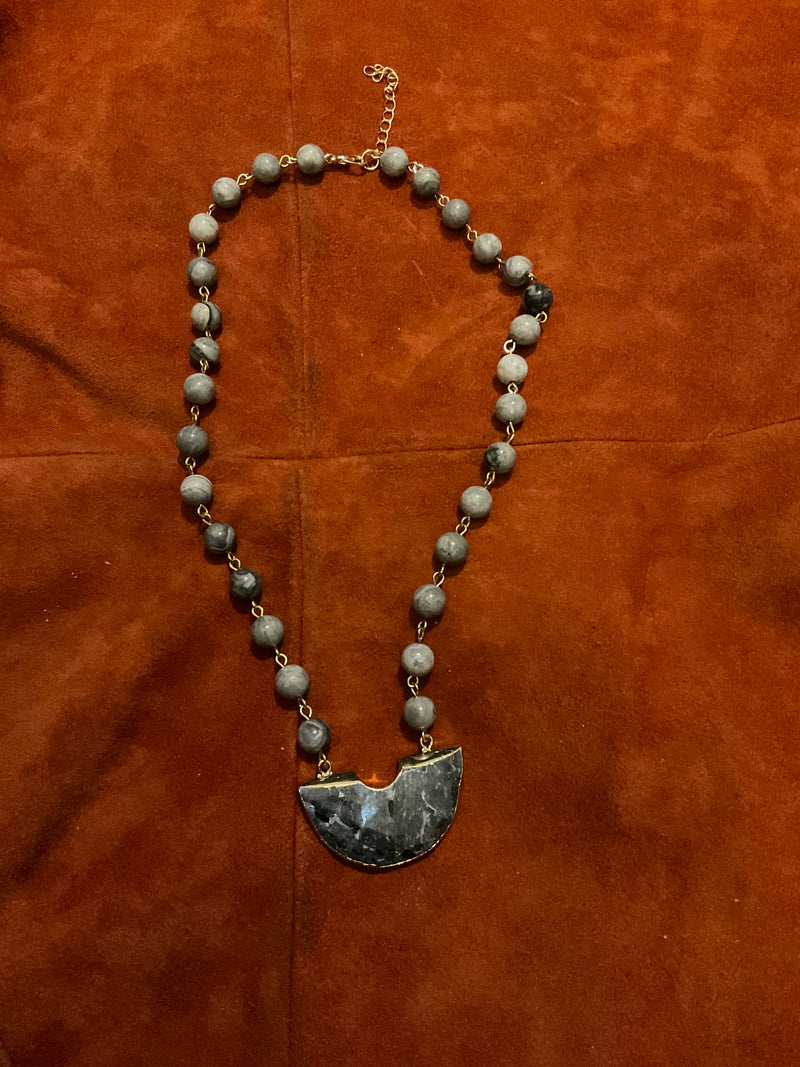 Marbled Beaded Necklaces With Horseshoe Pendant